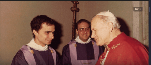 Il giovanissimo monaco agostiniano Robert Francis Prevost, ora papa Leone XIV, con Giovanni Paolo II